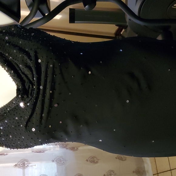 Black evening gown with beading - Picture 5 of 12